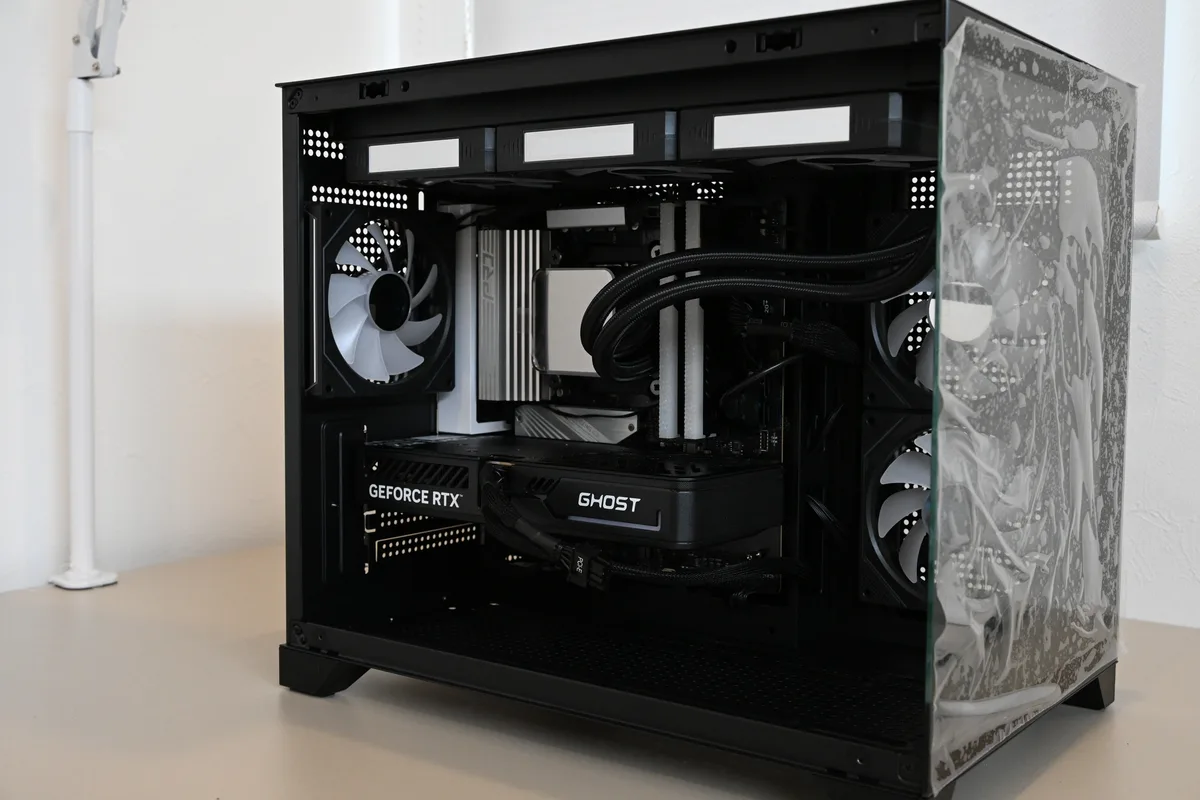 外付けGPUを搭載したBTOゲーミングPCの本体を斜め45度から見た外観