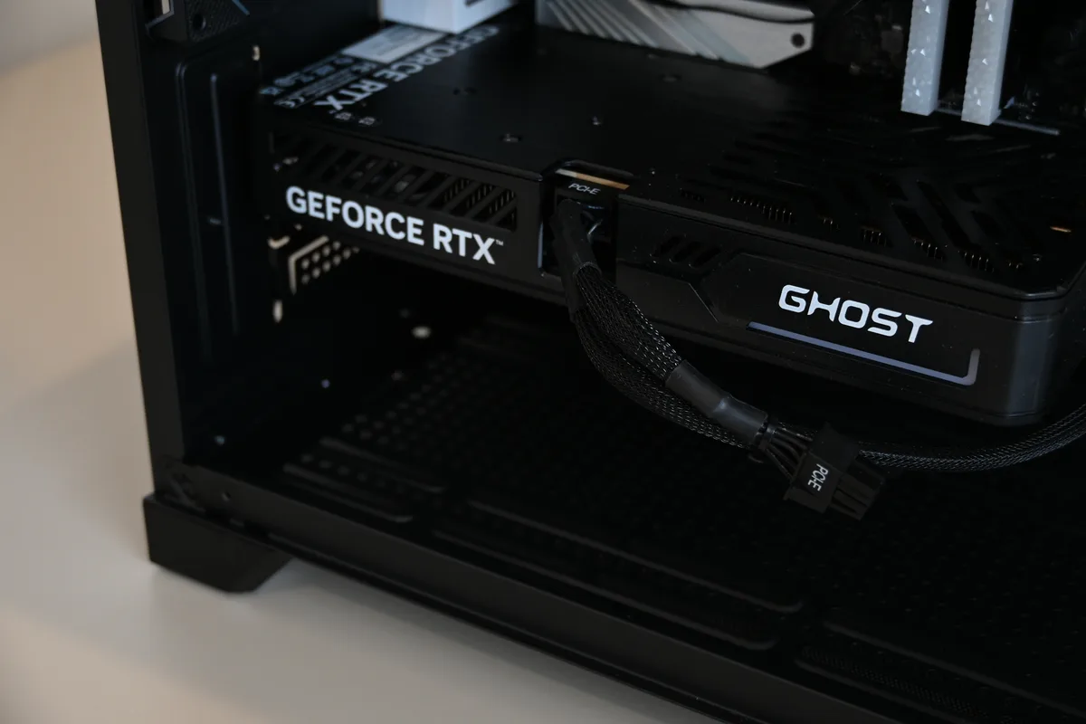 BTOパソコンに搭載されたGeForce RTX 5060 Tiのグラフィックボード側面