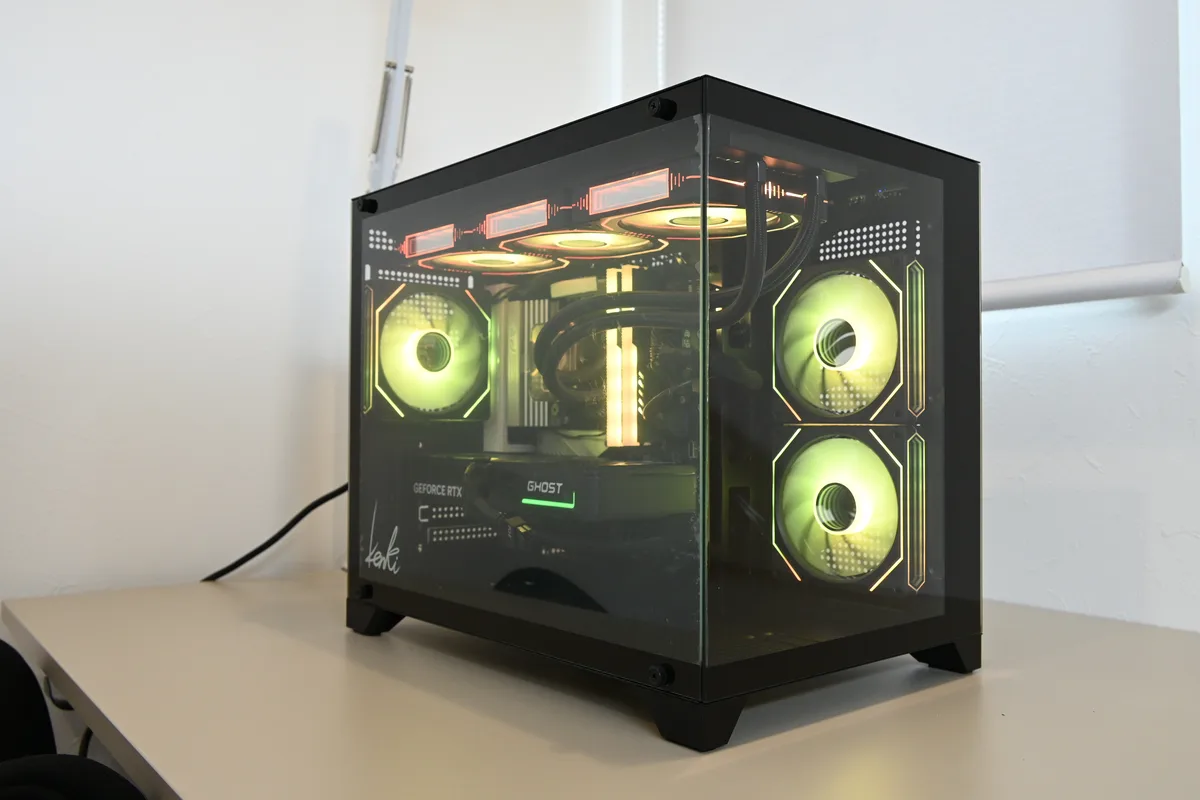 FF14ベンチマークの実測に使ったRTX 5060 Ti搭載ゲーミングPCの本体と内部ライティング