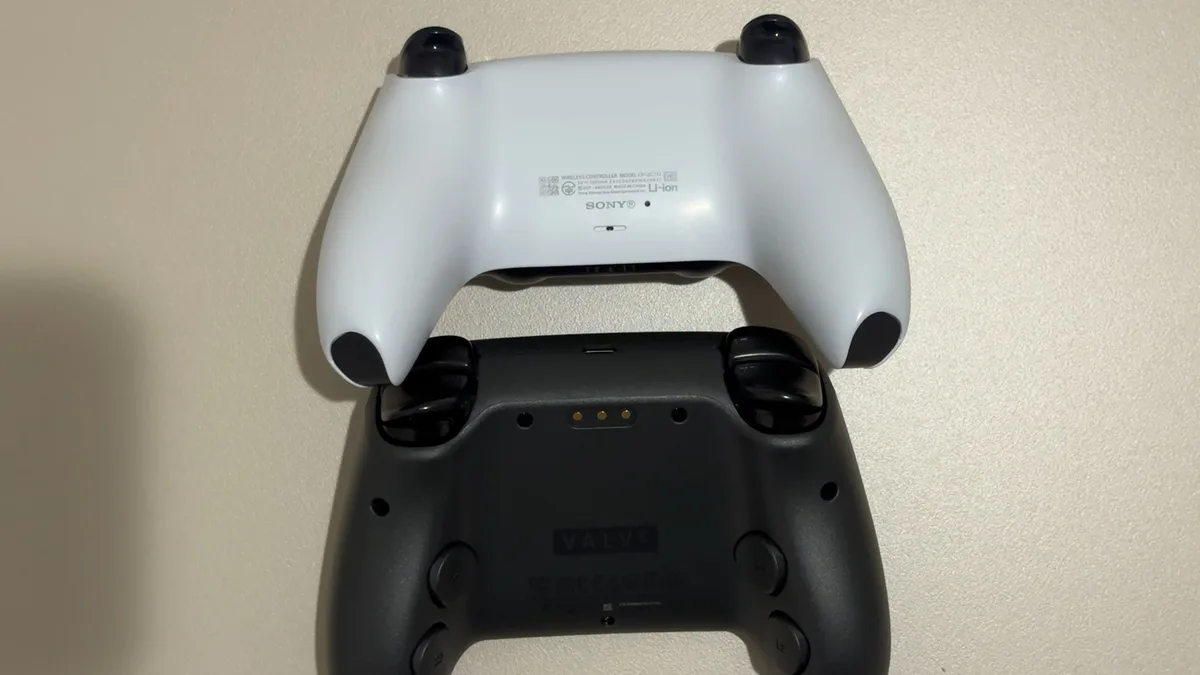 DualSenseとSteam Controllerの背面と背面ボタンの有無