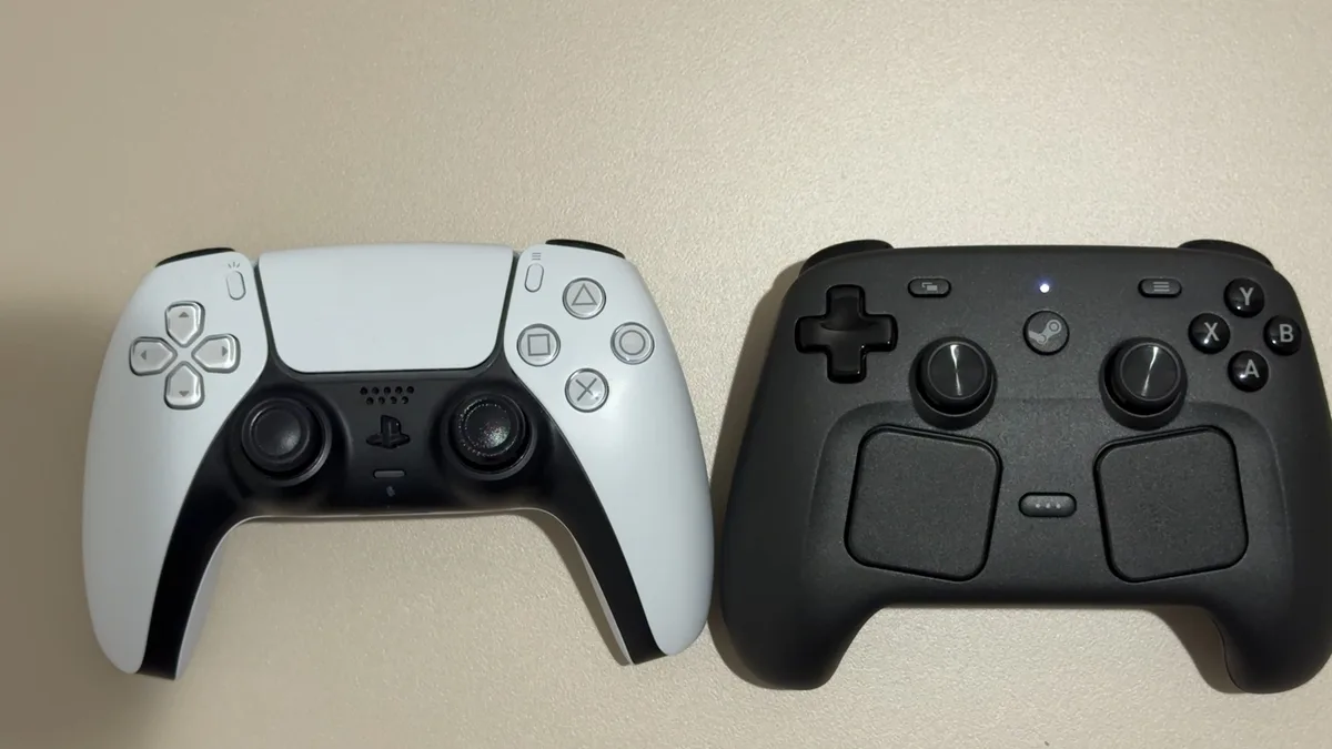 DualSenseと新型Steam Controllerを並べた正面比較
