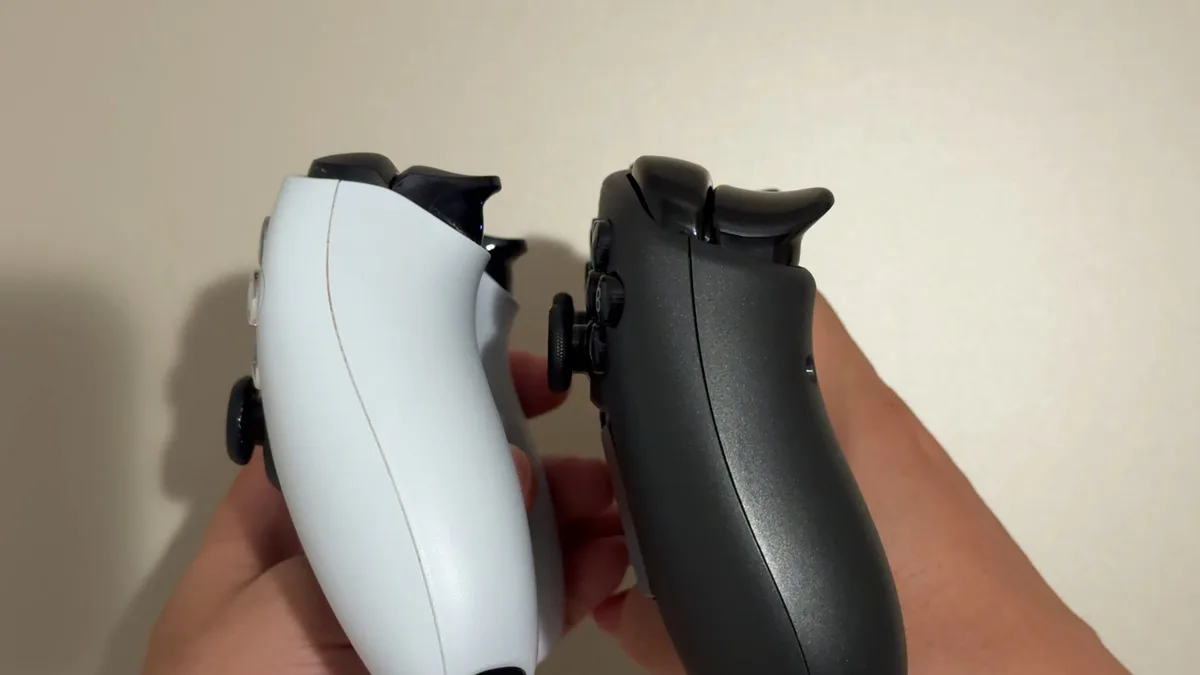 横から見たDualSenseとSteam Controllerのグリップ形状の違い