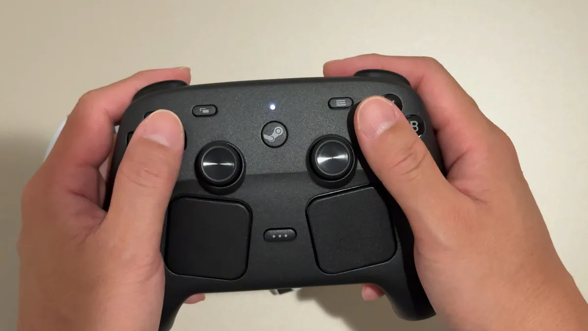 新型Steam Controllerを両手で構えたときの持ち方