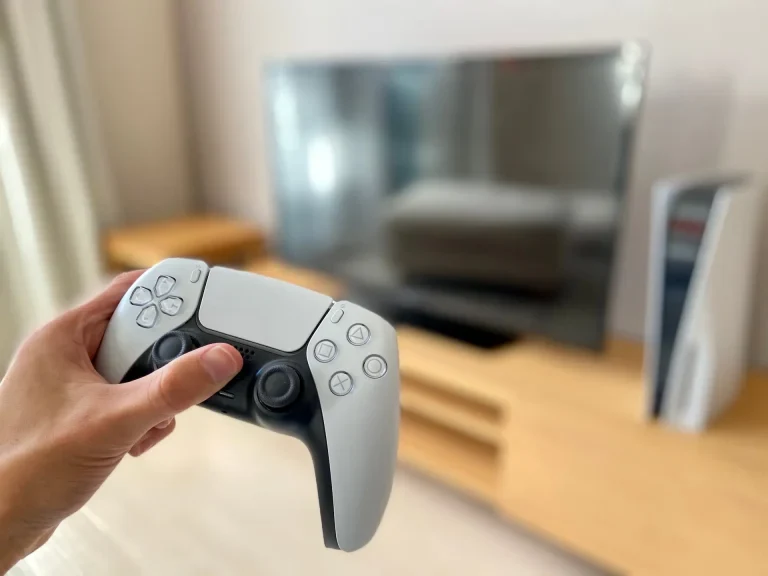 テレビとPS5の前でDualSenseを構えたところ