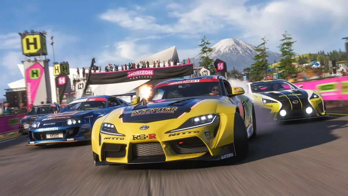 富士山を望むホライゾンフェスティバル会場でドリフトするForza Horizon 6の3台