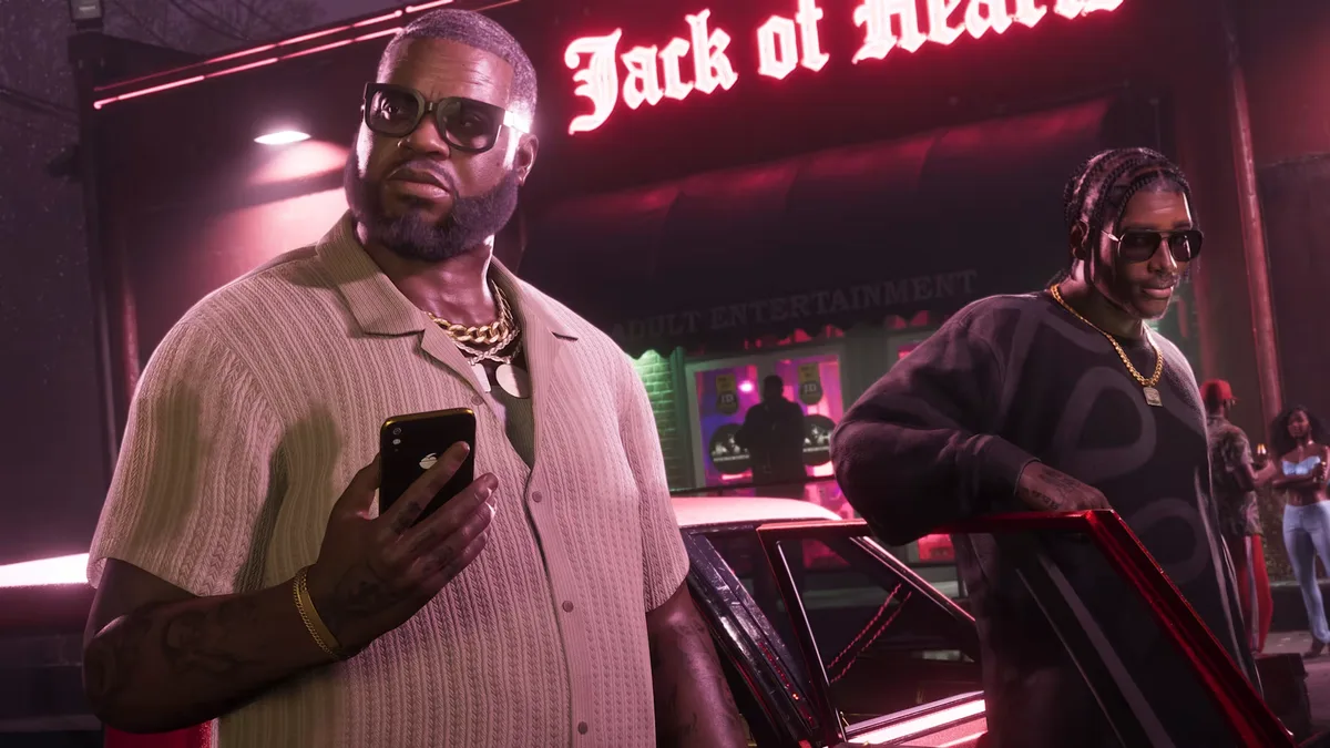 GTA6の登場人物とネオンサインが光る夜のクラブ前。金のアクセサリーに光が映り込む