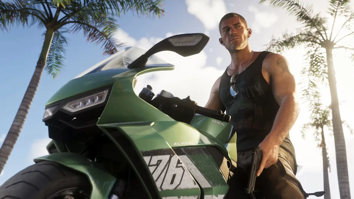 GTA6の主人公ジェイソン・デュバルとバイク、背景にヤシの木