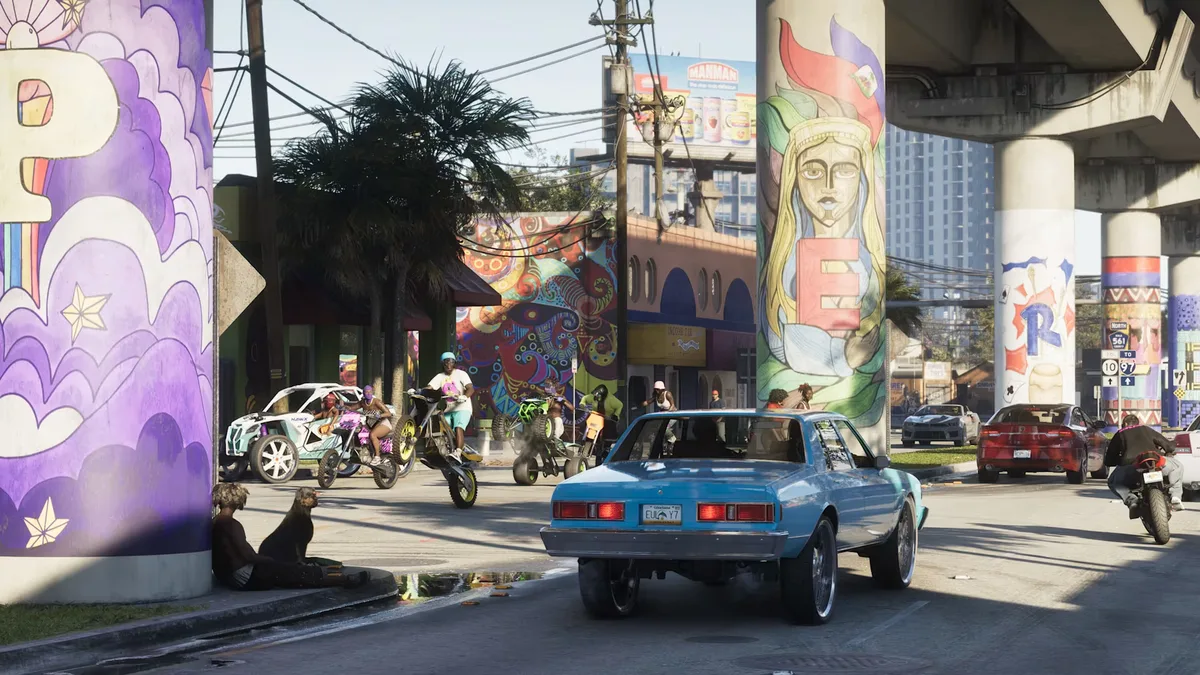 GTA6のバイスシティ市街地。多数の歩行者・バイク・車が行き交うストリート
