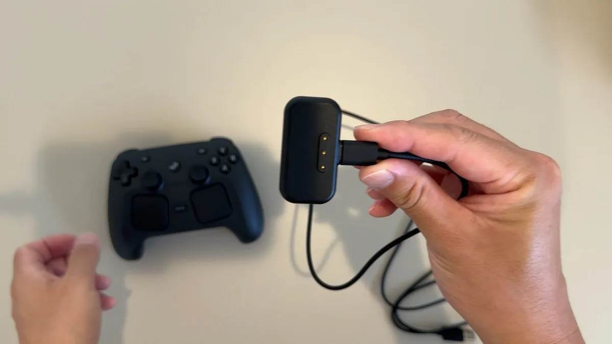 Steam Controller本体・Puck・USBケーブルの同梱物