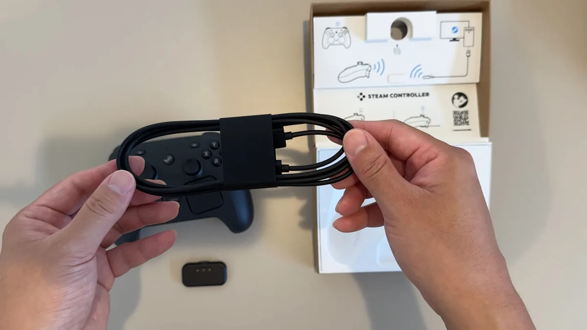付属のUSBケーブルとPuckを取り出したところ