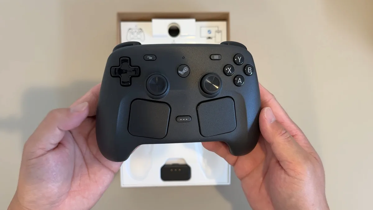 箱から取り出したSteam Controller本体