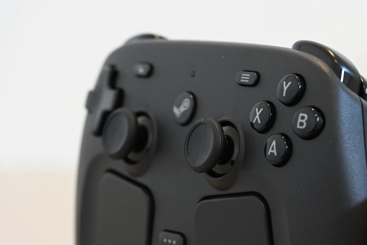 Steam ControllerのABXYボタンを斜めから撮影
