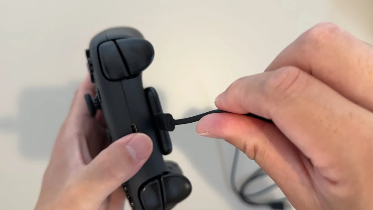 Steam ControllerにUSB-Cケーブルを直接挿したところ