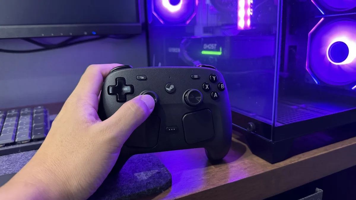 ゲーミングPCの前でSteam Controllerを構える