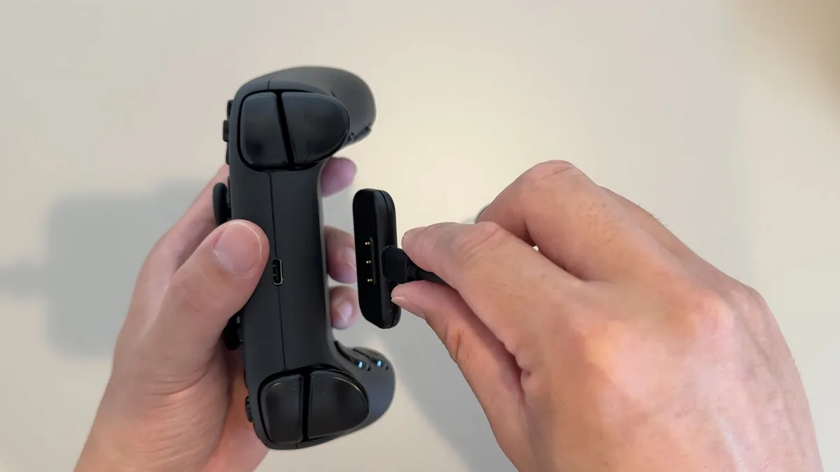 Steam Controller本体にPuckを磁力で装着する様子