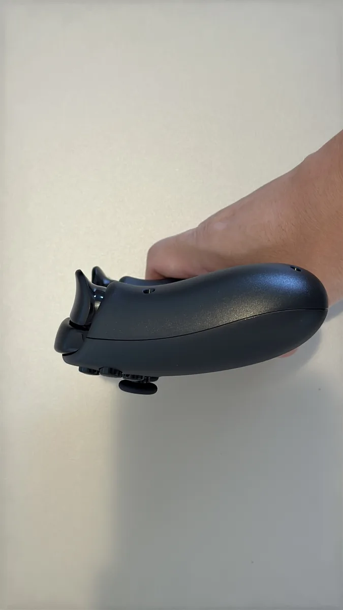 手に持ったSteam Controllerの厚みと大きさ