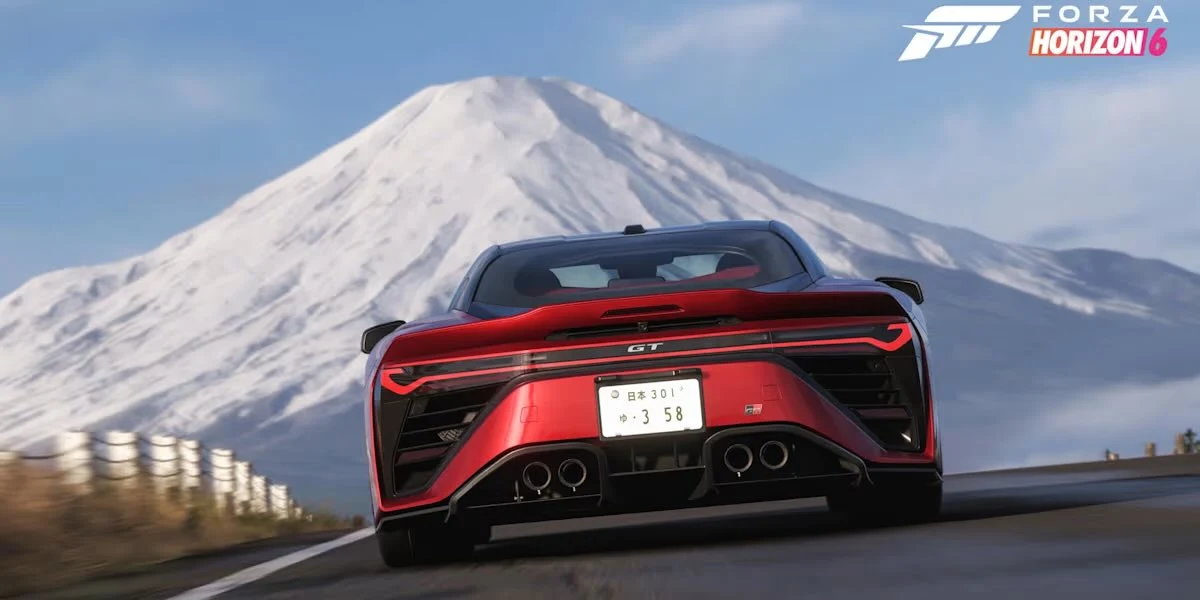 富士山を背に走るForza Horizon 6の赤いスポーツカーのリアビュー