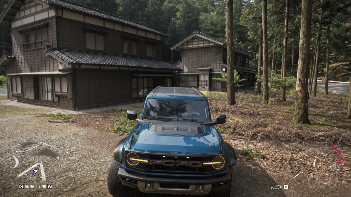 杉林に囲まれた日本家屋の前に停車したForza Horizon 6のオフロード車