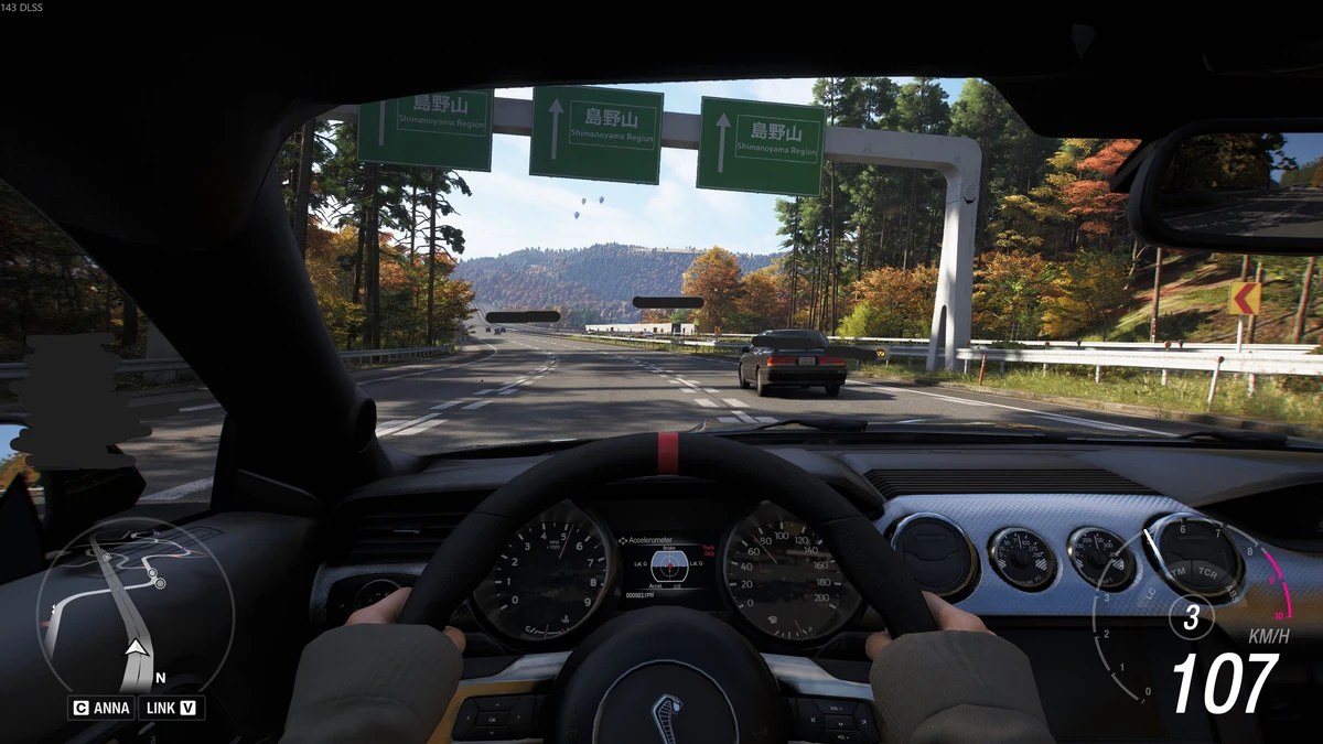 コックピット視点で日本の高速道路を走行するForza Horizon 6の画面
